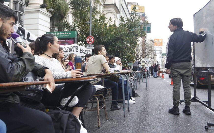 La mecha estudiantil prendida contra el ajuste | Tomas, asambleas, clases públicas, marchas de antorchas se multiplican en las universidades