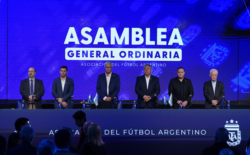 “Chiqui” Tapia reelecto, sin descensos y nueva liga de 30 equipos: lo que dejó la Asamblea de la AFA | Un día clave para el fútbol argentino