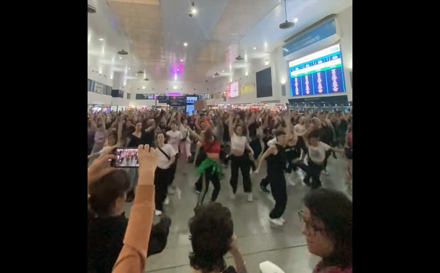 Lali Espósito y el creatividad universitaria: un combo infalible para reclamar en la estación de Once | Flashmob de los estudiantes de la Universidad Nacional de las Artes