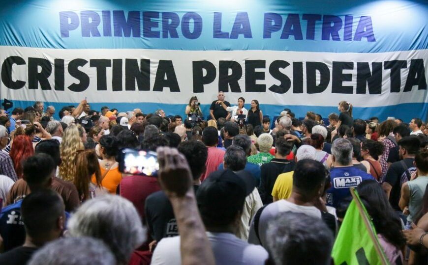 La campaña “mano a mano” que planea Cristina…