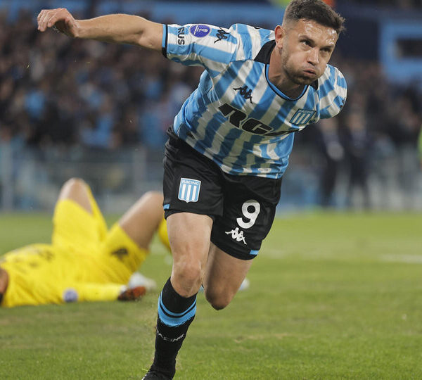 A qué hora juega Racing vs Corinthians, dónde…