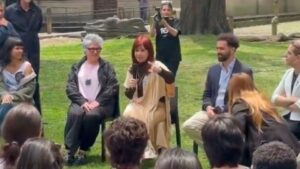 Cristina Kirchner visitó la UNA y conversó con…