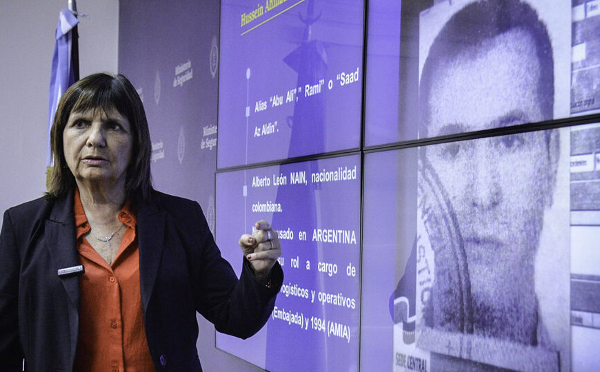 La ministra que anunció lo que hace rato está en internet | Atentados AMIA y Embajada de Israel: insólita conferencia de prensa de Patricia Bullrich.