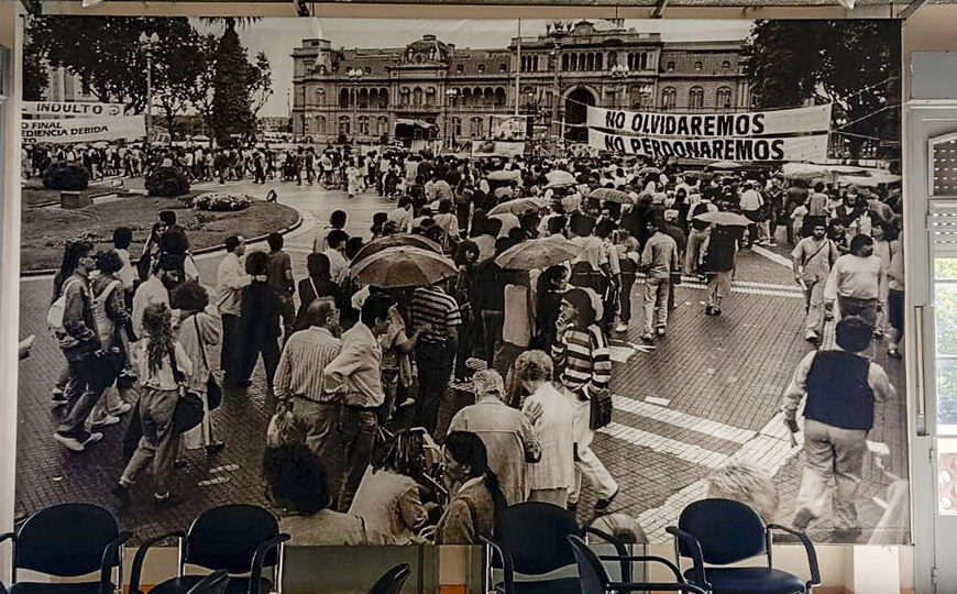 El gobierno bajó una foto de una marcha de Madres de Plaza de Mayo  | En la exESMA