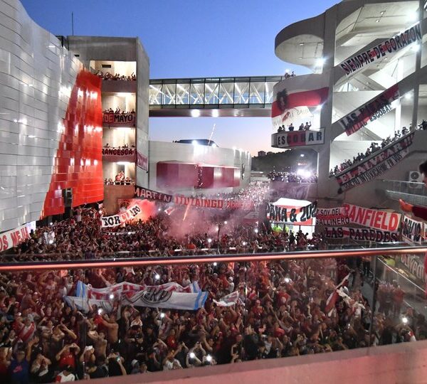 Banderazo: los hinchas de River colmaron el playón…