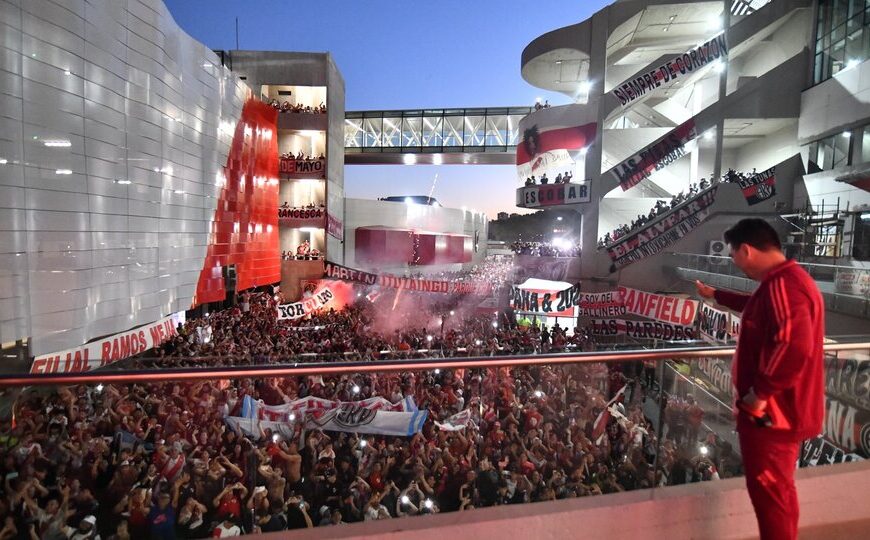 Banderazo: los hinchas de River colmaron el playón…