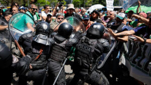 Piden trabajo, le dan palos | La Policía…