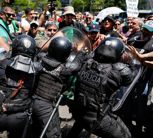 Piden trabajo, le dan palos | La Policía…