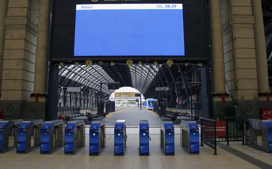 Comienza el paro nacional de transporte que el gobierno de Milei teme | La medida de fuerza se prevé imponente. Decenas de gremios adhieren al reclamo de la Mesa Nacional del Transporte