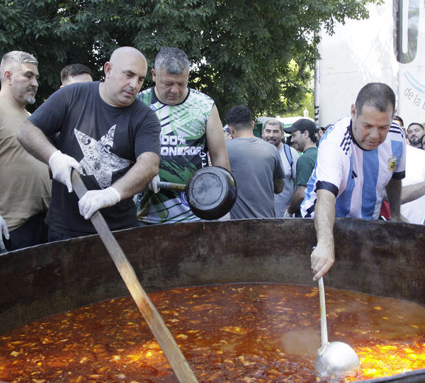 Olla popular en Plaza Constitución con Camioneros a…