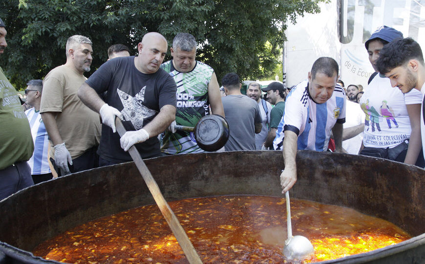 Olla popular en Plaza Constitución con Camioneros a cargo de la cocina | En el marco del paro del transporte