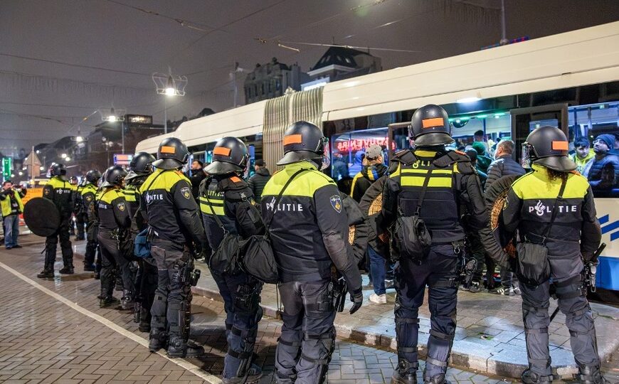 Heridos y más de 60 detenidos por enfrentamientos entre hinchas israelíes y manifestantes contra la guerra en Gaza | En el marco de un partido entre Maccabi Tel Aviv y Ajax