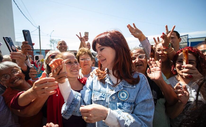 Cristina Kirchner vuelve a recorrer el conurbano en su primera aparición como presidenta del PJ  | Visitó una planta de reciclado en Villa Fiorito