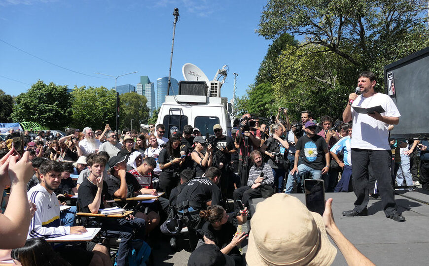 Juan Grabois organizó una clase pública sobre el lawfare frente a Comodoro Py | Ante la condena a Cristina Kirchner