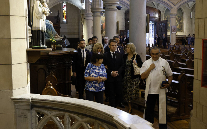 Macron visitó la Iglesia Santa Cruz y se…