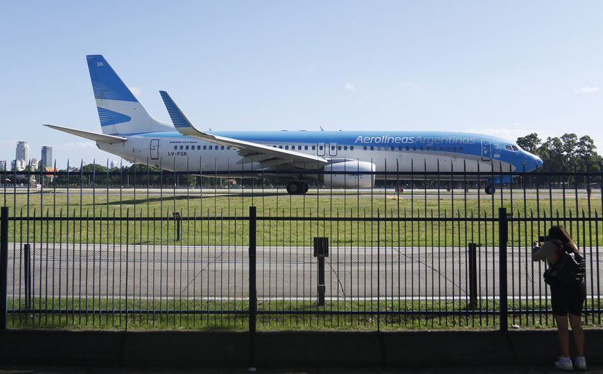 Otro golpe a Aerolíneas Argentinas en medio de…