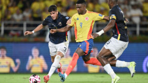 Ecuador ganó en Colombia con un golazo maradoniano…