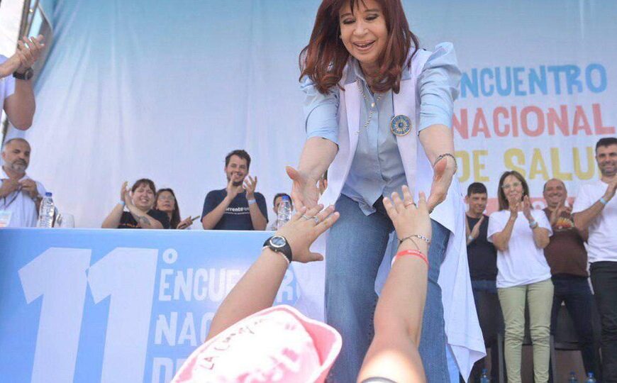 Cristina Kirchner en Rosario: dardos a Milei, chicana por prepagas y el pulso del peronismo | “Ya que sos tan guapo, animate y desregulá los medicamentos”