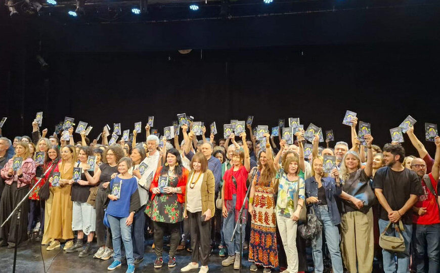 Dolores Reyes: “¡Aguanten los libros, siempre!” | La lectura colectiva de “Cometierra” en el teatro Picadero para exorcizar la violencia y la injusticia