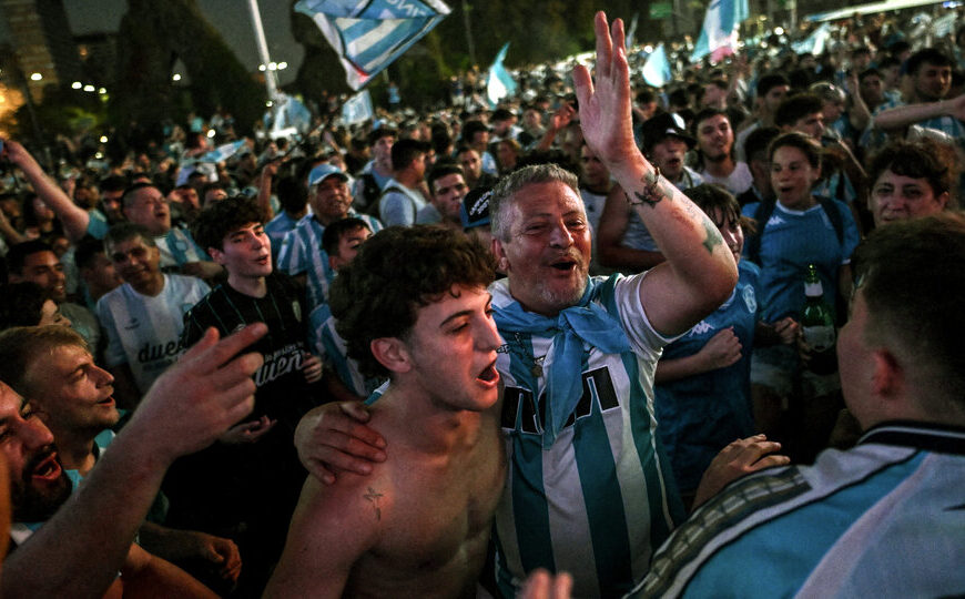 Como en 2001, la hinchada de Racing llenó dos canchas: Asunción y Avellaneda | En el Cilindro hubo incovenientes con el ingreso de hinchas