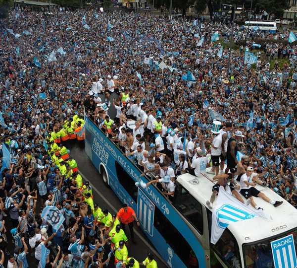 La locura del Racing campeón en el Obelisco…