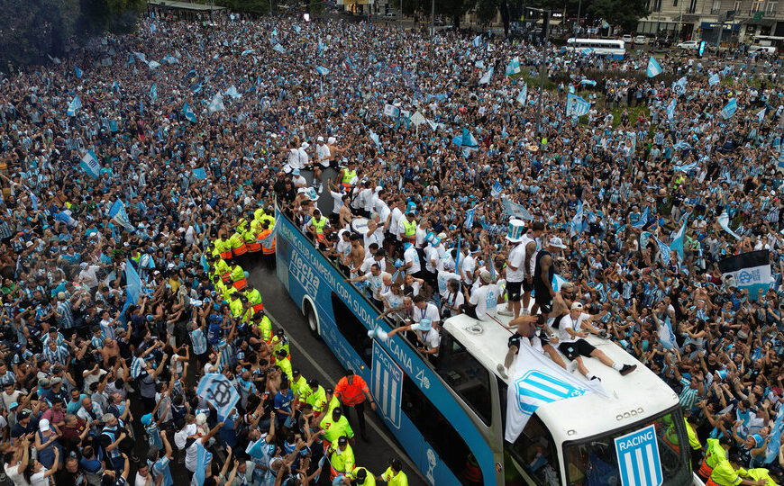 La locura del Racing campeón en el Obelisco | Costas, jugadores e hinchas se reencontraron tras la gesta de Paraguay