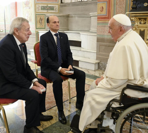 Ninguneo oficial a la audiencia del Papa |…