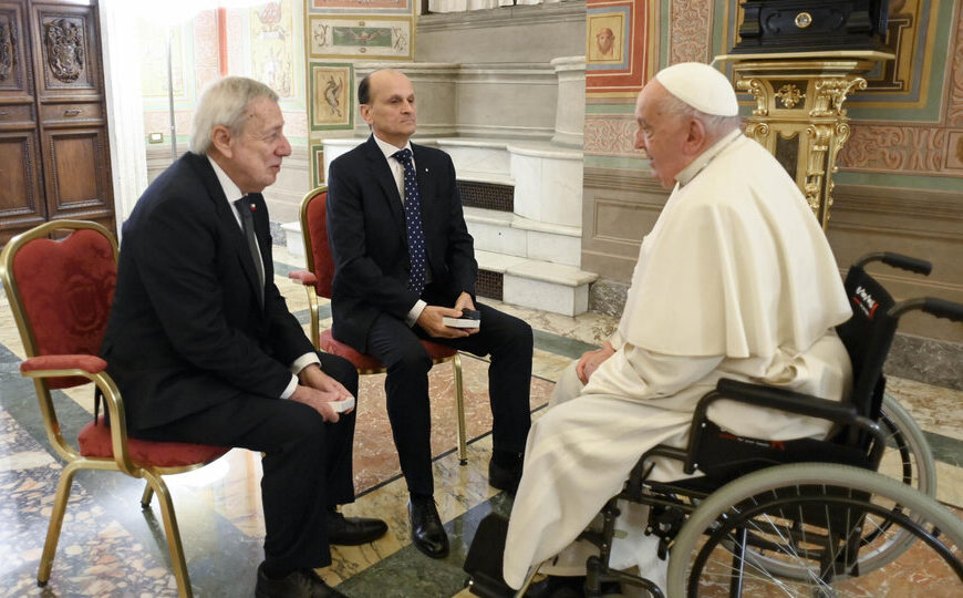 Ninguneo oficial a la audiencia del Papa | El faltazo argentino en Roma por los 40 años del tratado de paz con Chile