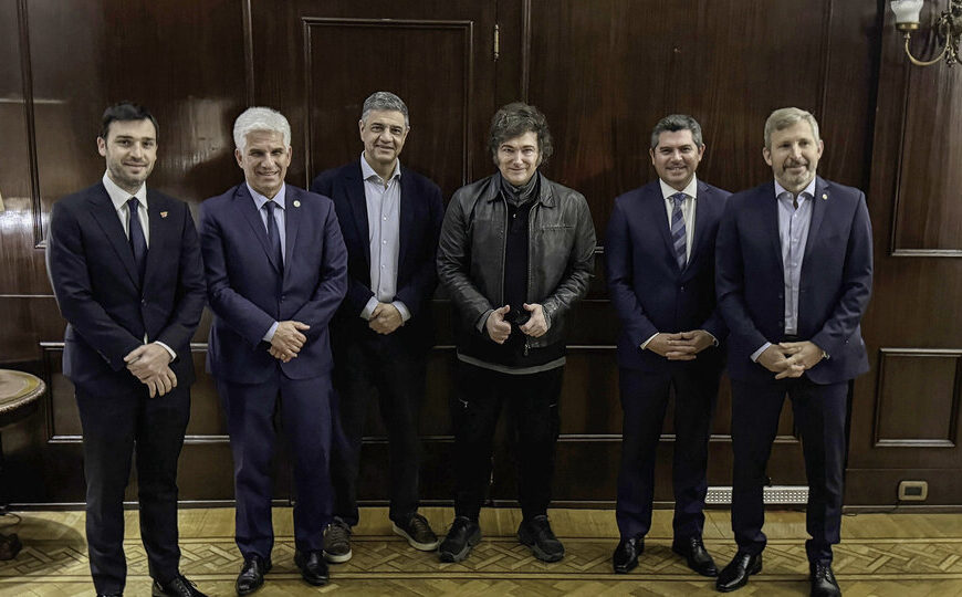 Efecto dominó: cómo la pelea por el presupuesto puede derivar en el rechazo al DNU del canje de deuda | La negociación entre Milei y los gobernadores sigue empantanada