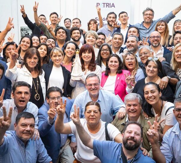 Cristina Kirchner recibió a una comitiva del PJ…