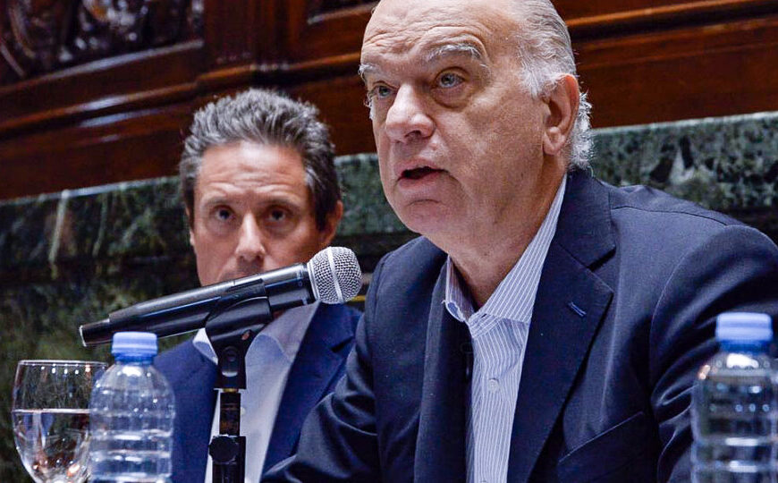 Néstor Grindetti flojo de papeles, ahora en la Legislatura | El jefe de Gabinete porteño tuvo que cortar su discurso porque le faltó una página