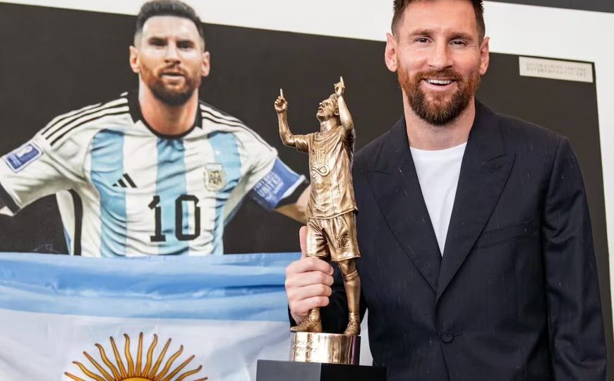 Una revista española convocó a un escultor argentino para hacer la estatuilla de Messi | Carlos Benavídez fue elegido para realizar el trofeo 