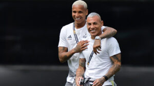 Deyverson y Vargas se cruzaron en la práctica…