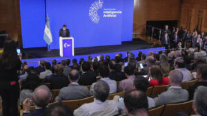 Javier Milei fue al Polo científico y recibió…
