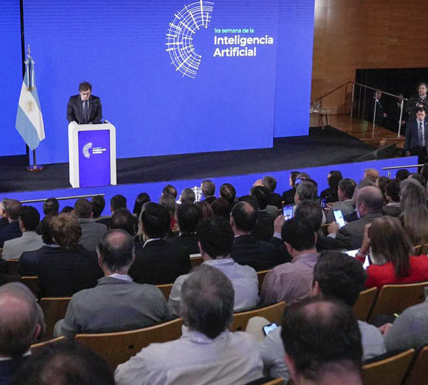 Javier Milei fue al Polo científico y recibió…