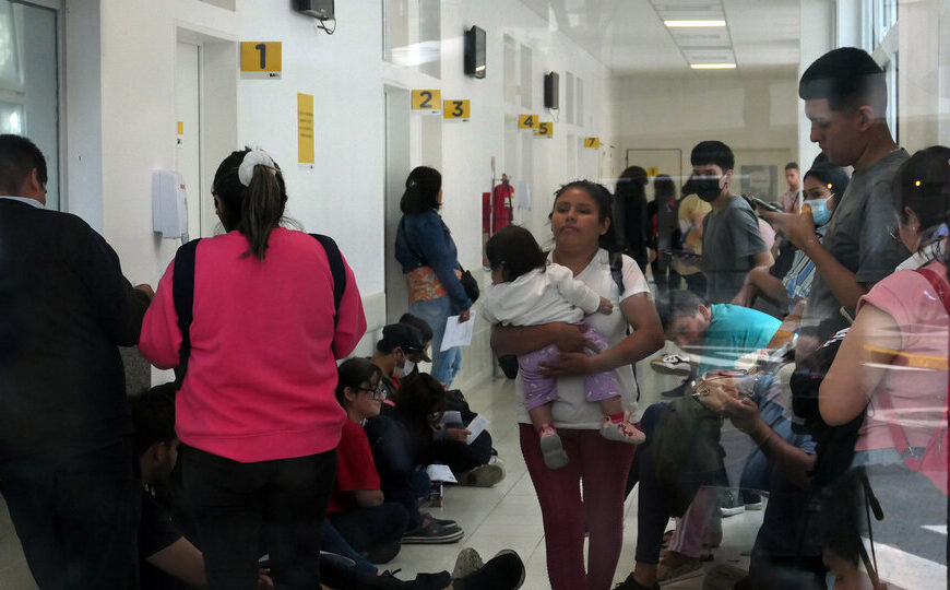 Milei y una medida que promueve el odio a los migrantes | El gobierno quiere que los extranjeros paguen la salud y la universidad 