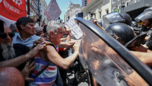 Reprimen a jubilados frente al Congreso | Siguen…