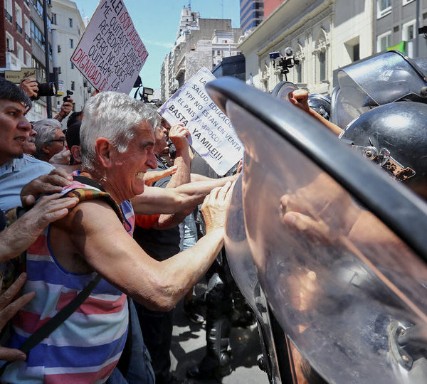 Reprimen a jubilados frente al Congreso | Siguen…