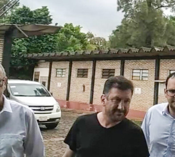 Kueider, solo, detenido y abandonado por la Rosada…