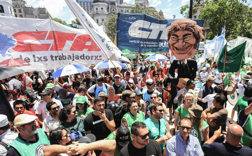 Todos juntos en la calle contra Javier Milei: “Hay otra Argentina posible” | Masiva marcha de las dos CTA, los gremios combativos, los curas villeros y la UTEP