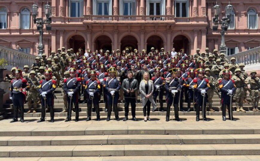 Milei cantó con soldados y pidió: “Por favor no huyan de mí” | Panic show a plena luz del día