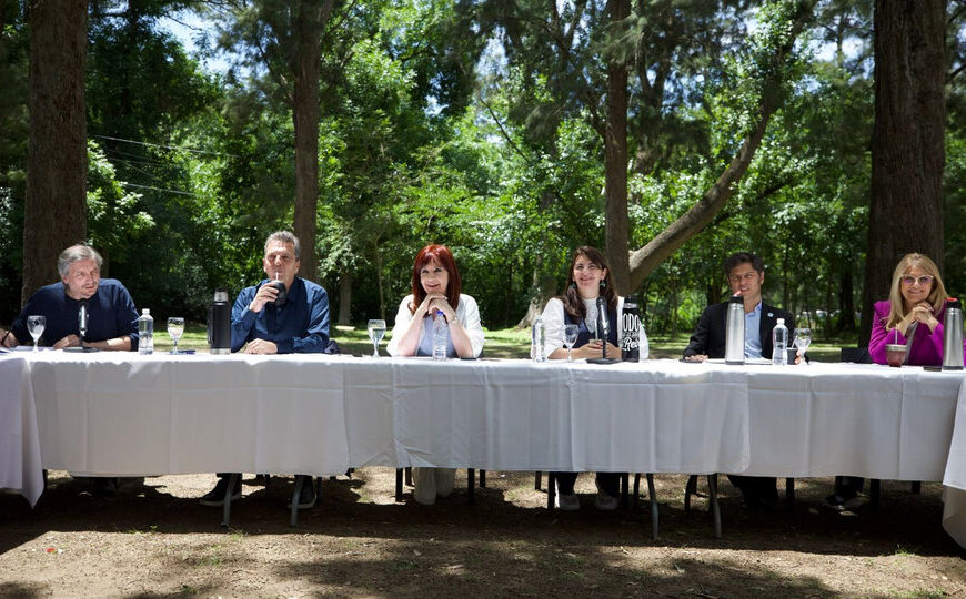 Foto y mensaje de unidad del peronismo: “Hay que enfrentar con responsabilidad el desastre que está haciendo Milei” | Cristina, Máximo, Massa y Kicillof compartieron un acto del PJ bonaerense