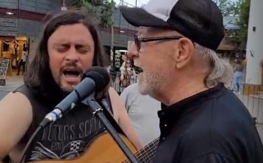 Milagro en Pilar: León Gieco cantó con un músico callejero para sorpresa de todos | La versión más inesperada de “Pensar en nada”