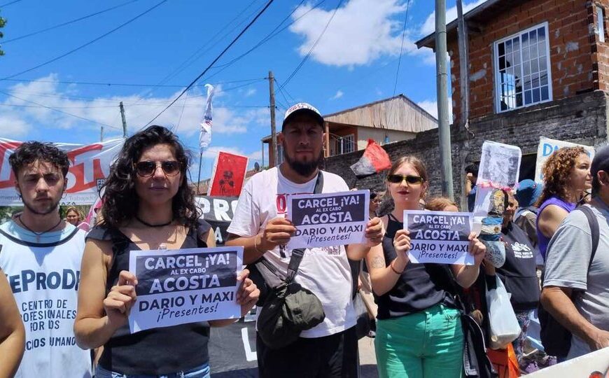 Escracharon al policía liberado por el crimen de Kosteki y Santillán | Movilización en Lanús a la casa del excabo Alejandro Acosta 