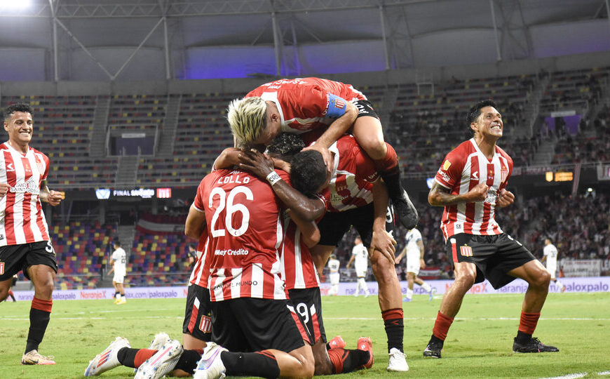 Estudiantes se aprovechó de la resaca de Vélez y celebró el Trofeo de Campeones | El Pincha se impuso 3-0 en el duelo disputado en Santiago del Estero