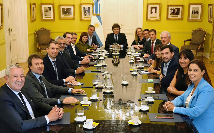 Foto con Milei y estallido en el radicalismo | Los radicales con peluca posaron con el Presidente en la Casa Rosada