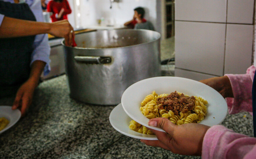 Llenar el plato, cada vez más cuesta arriba | Un informe advierte que siete de cada diez familias pobres se saltea una comida a diario