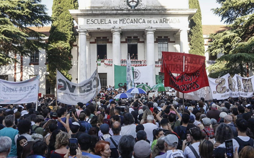 Gran convocatoria frente a la exESMA en respudio a los recortes  | Cientos de personas marcharon en contra de los despidos y el desfinanciamiento de las políticas de memoria 