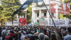 Abrazo y pañuelazo para defender la memoria | Convocatoria…