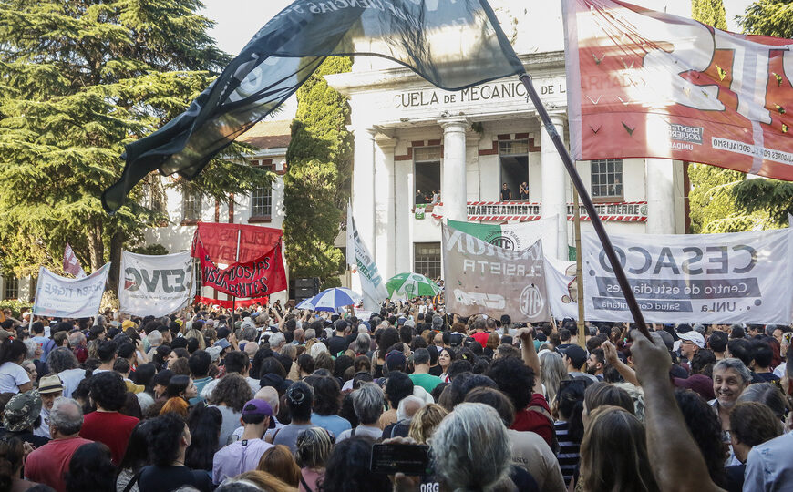 Abrazo y pañuelazo para defender la memoria | Convocatoria en la ex Esma en repudio a los despidos y los recortes en Derechos Humanos